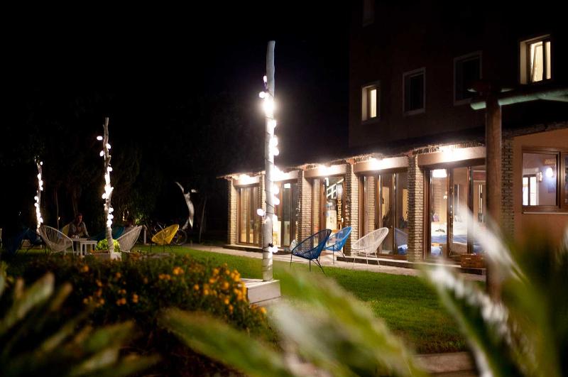 Jardín del alojamiento de noche en un surf camp cadiz 