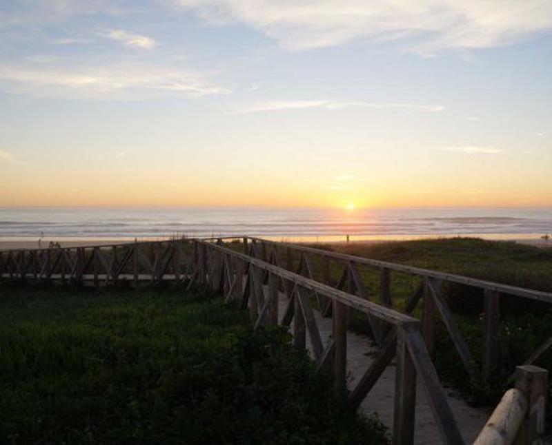 Atardecer en la playa en un cadiz surf camp
