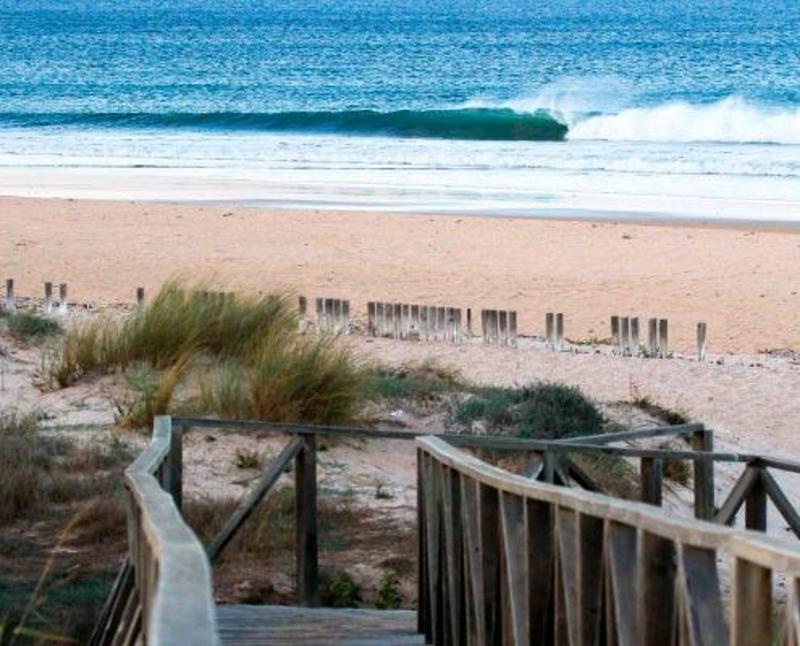 Vistas de la pasarela de la playa y del mar en un cadiz surf camp