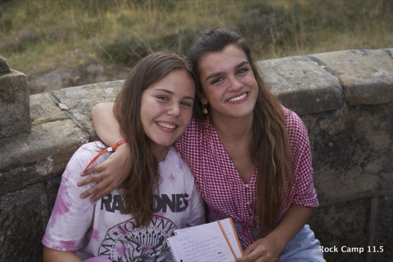 una chica con amaia la cantante en un campamento de musica en verano