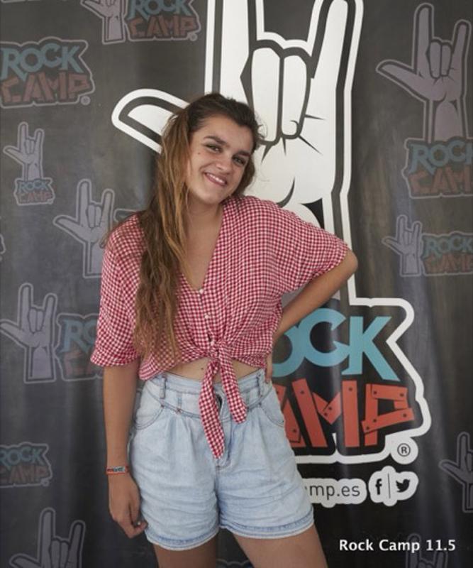 Una foto de amaia posando en un campamento de musica en verano