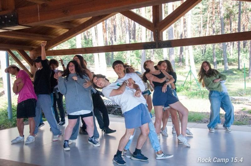 Un grupo de personas bailando en clase de baile de un campamento de musica en verano