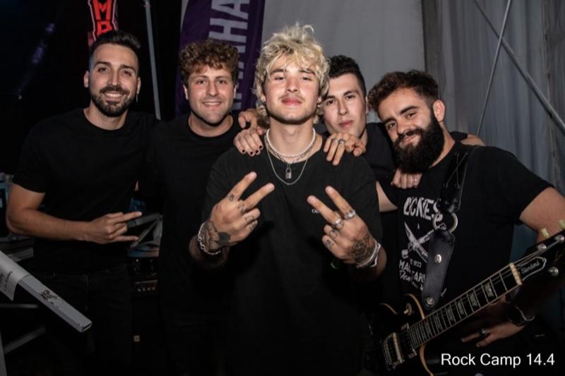 Una foto de un grupo de rock en un campamento de musica en verano