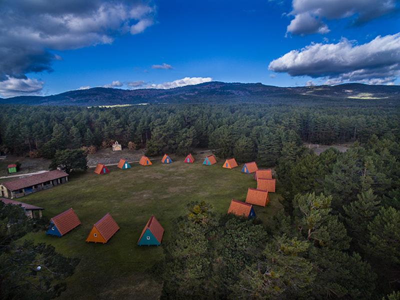 la vista de las cabañas de un campamento de musica en verano