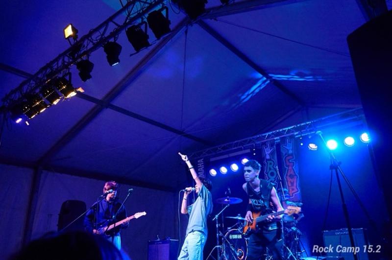 Una foto de un concierto en un campamento de musica en verano