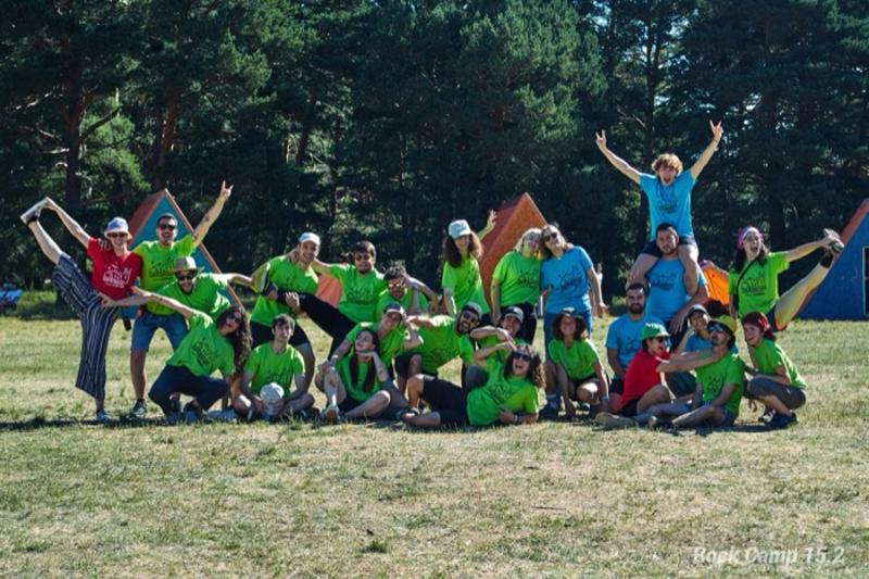 un grupo de personas reunidas en un campamento de verano musica