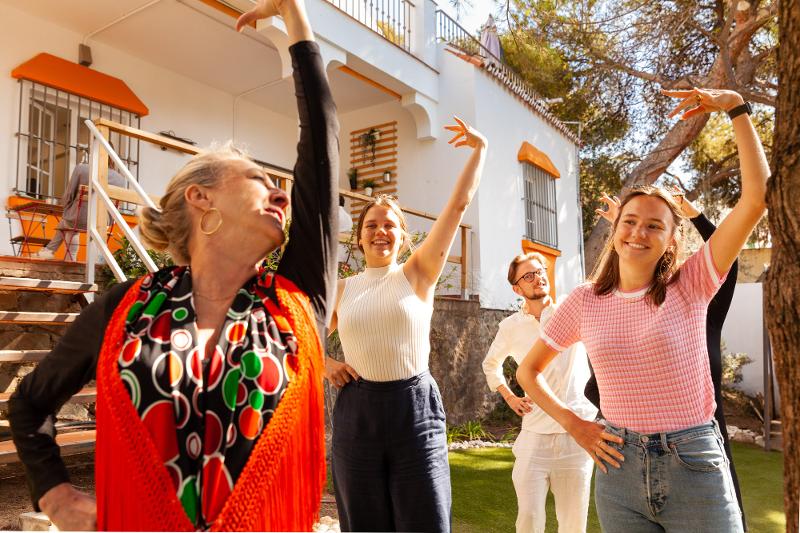 Chicas bailando sevillanas en el curso de español españa