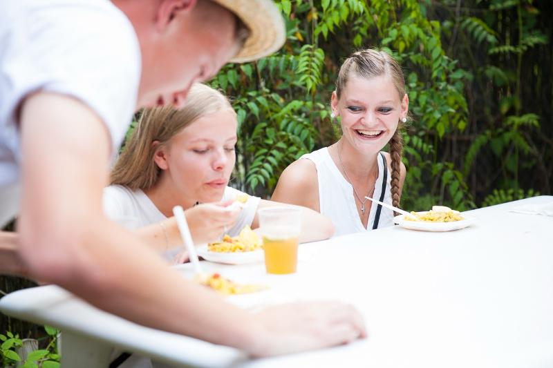 Estudiantes comiendo en el curso de español españa