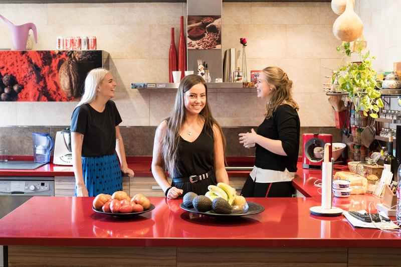 Chicas en la cocina en el curso de español españa