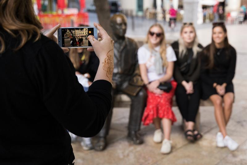 Chicas haciéndose una foto junto a la estatua de Picasso en el curso de español españa
