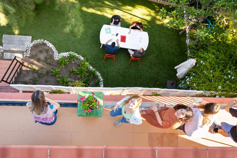Chicas en la terraza en el curso de español españa