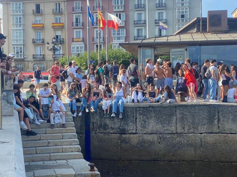 Grupo de adolescentes en una excursión a la ciudad durante su campamento