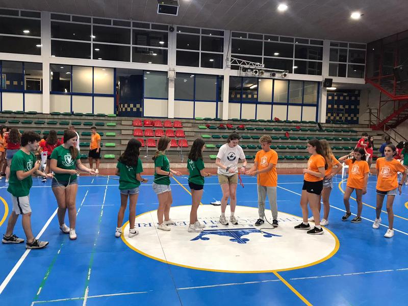 Un grupo de jovenes jugando en una pista de deportes en un campamento de verano cadiz