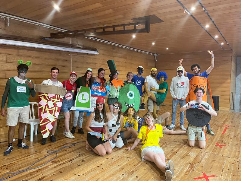 Un grupo de jovenes disfrazados en un campamento de verano cadiz