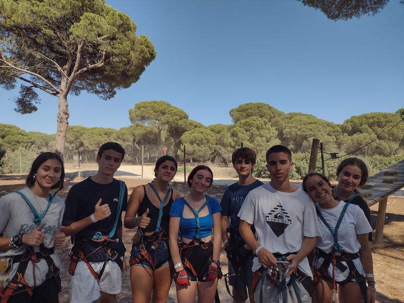 Un grupo de jovenes llevando un arnés en un campamento de verano cadiz