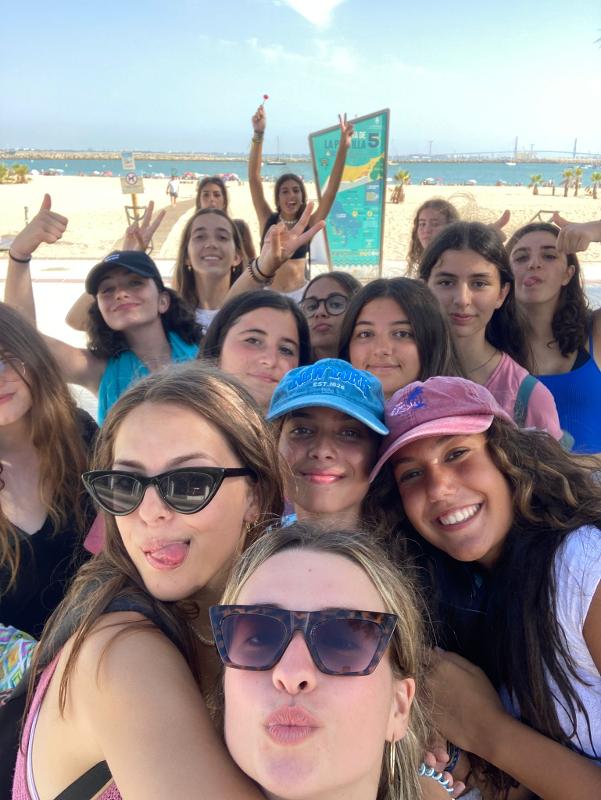 Un grupo de chicas en una playa en un campamento en cadiz