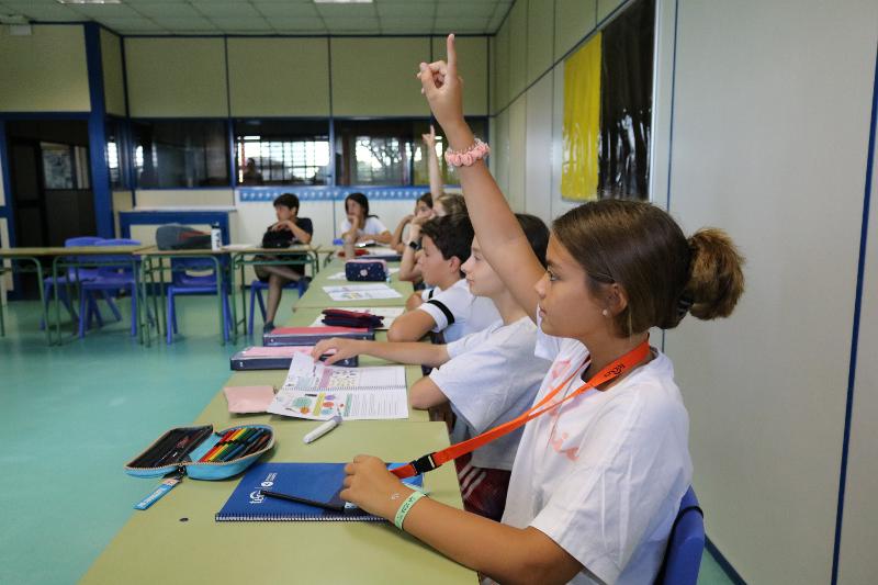 Un grupo de jovenes en una clase de idiomas en un campamento en cadiz