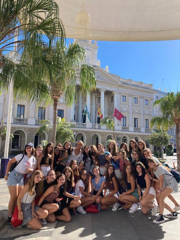 Una foto de un grupo posando en una excursion en un campamento en cadiz