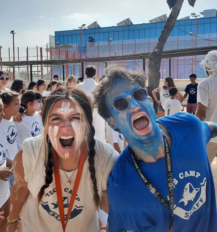 Un monitor y una participante disfrazados en un campamento en cadiz