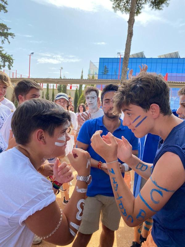 Dos jovenes enfrentados con pinturas en el cuerpo en un campamento en cadiz