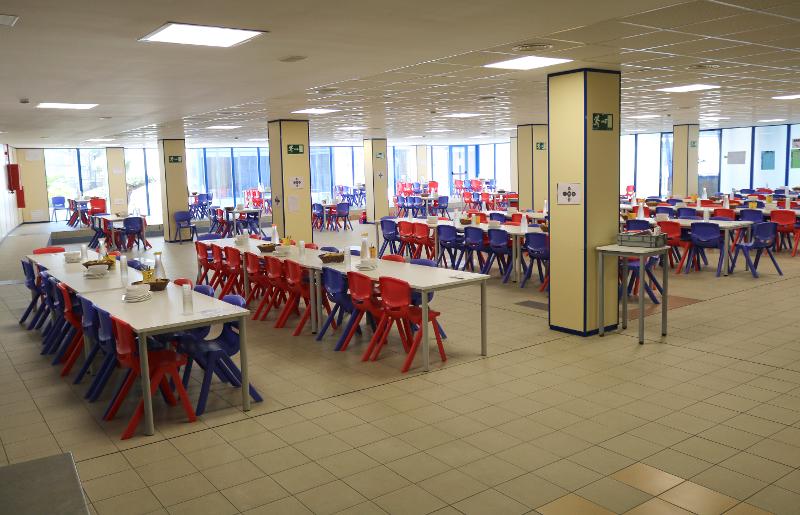 la foto de un comedor vacio de un campamento en cadiz