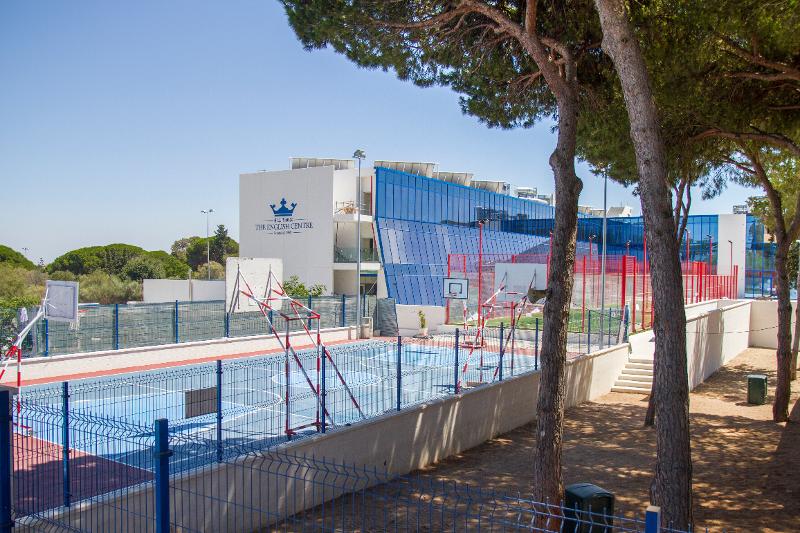 Una foto de los exteriores de una cancha de deportes en un campamento en cadiz