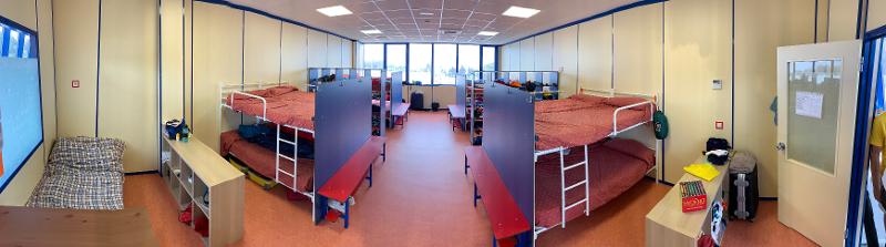 una foto panoramica del interior de habitaciones de un campamento en cadiz