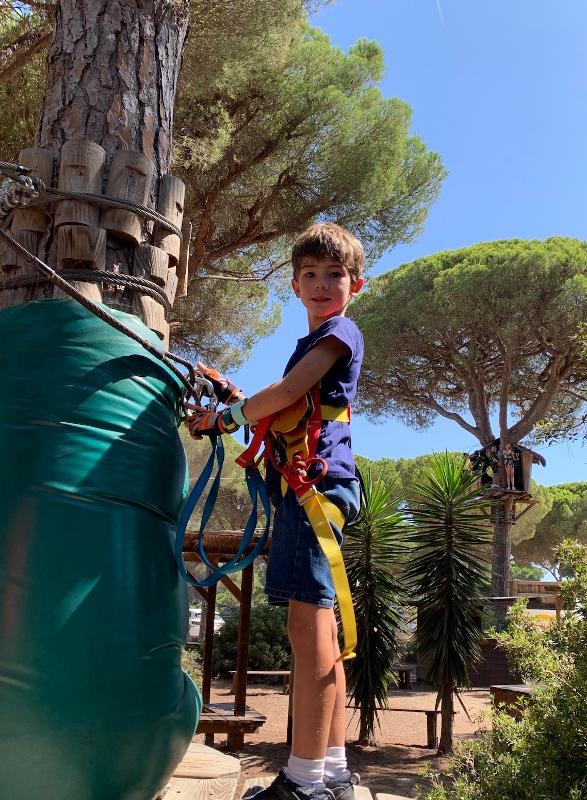 Un niño practicando deportes de aventura en un campamento cadiz