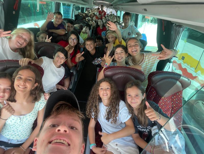 Un grupo de jóvenes en un bus mirando a cámara en un campamento cadiz