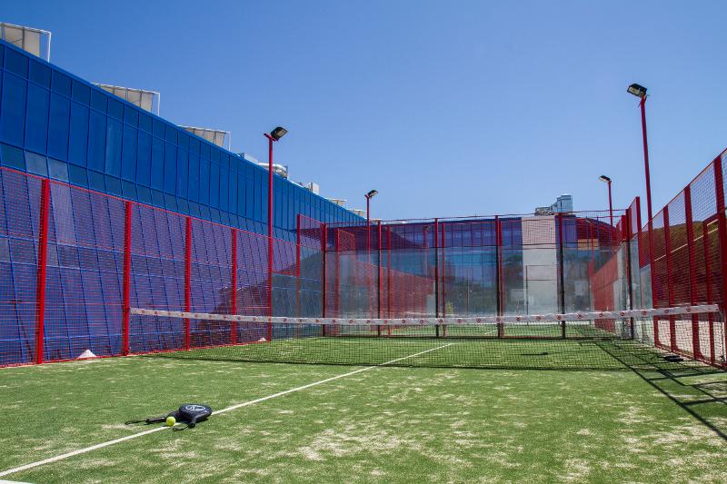 Una pista de padel en un campamento de verano en cadiz