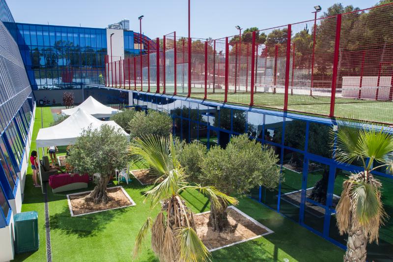 Una foto de un patio de un campamento de verano en cadiz