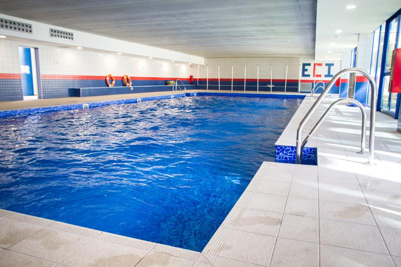 La foto de una piscina vacía en un campamento de verano en cadiz