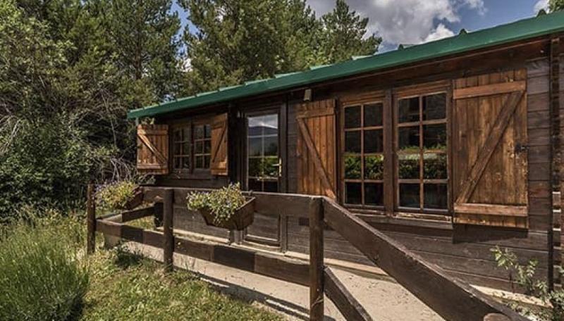 la fachada de una cabaña en un campamento de futbol en madrid