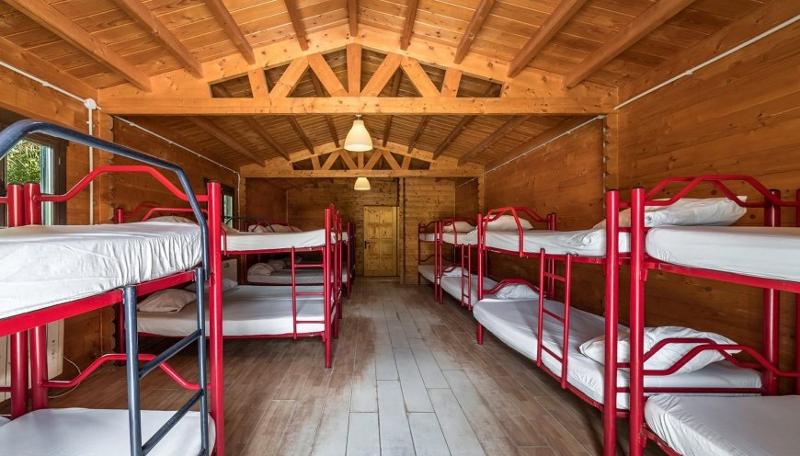 El interior de una habitación en las cabañas de un campamento de futbol en madrid