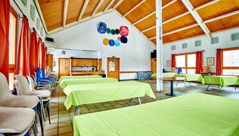 El interior de un comedor en un campamento de futbol en madrid