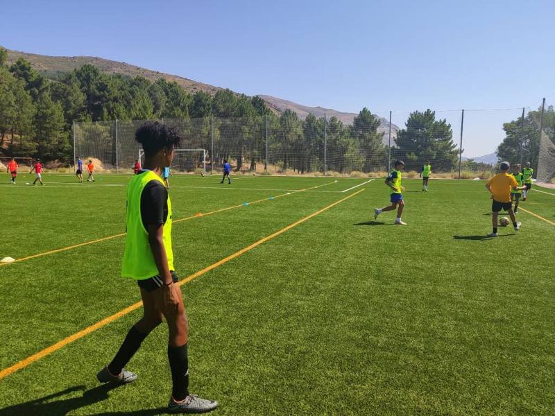 Un niño jugando al futbol en un campamento de futbol en madrid