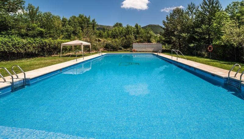 Una foto de una piscina vacía en un campamento de futbol en madrid