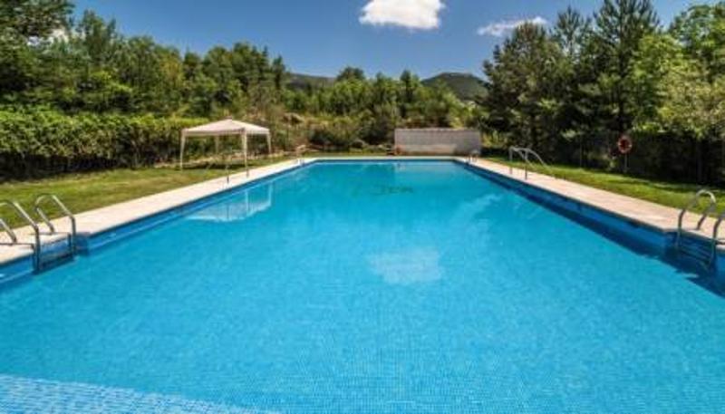 Una foto de una piscina vacía en un campamento de verano alicante