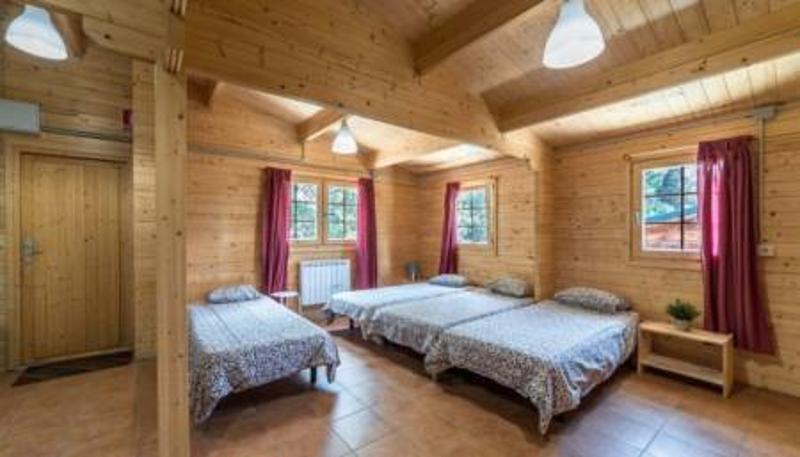 La foto del interior de una habitación de un campamento ingles madrid