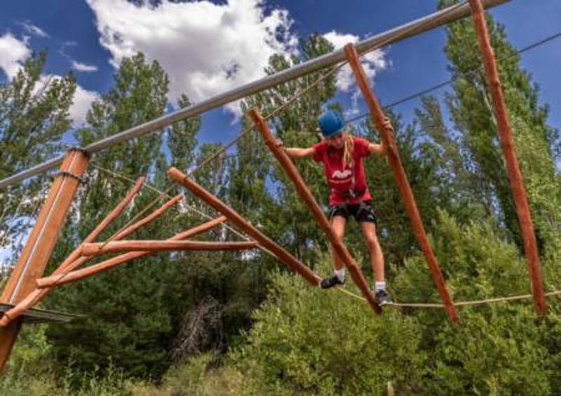 Una niña practicando deportes multiaventura en un campamento ingles madrid