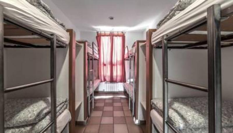 la foto del interior de una habitación con literas en un campamento ingles madrid