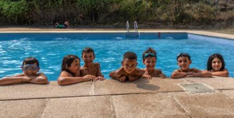 Un grupo de niños en una piscina de un campamento ingles madrid