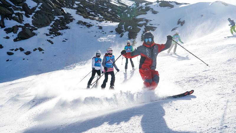 Niños practicando esquí y snowboarding durante un campamento de verano pirineo aragones
