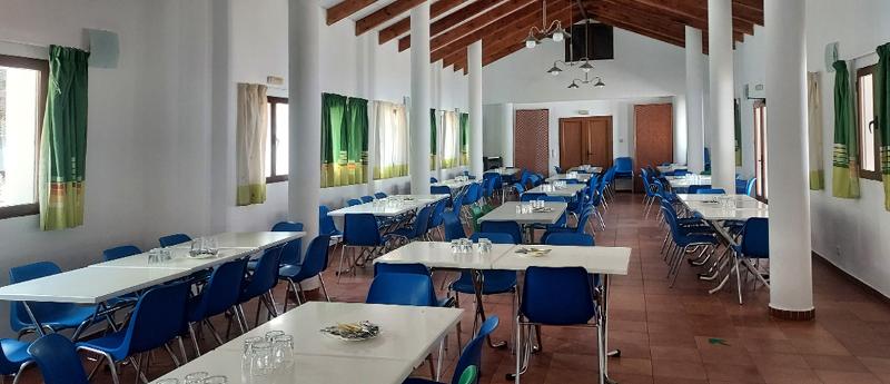 Disfruta de los comedores en un campamento jaen Foto del interior de un comedor en un campamento jaen