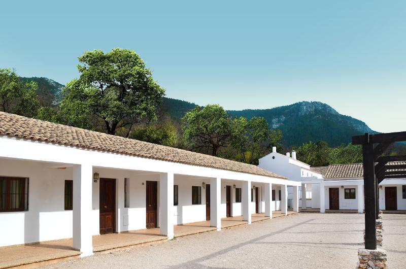 Visita los establecimientos de un campamento jaen La fachada de un edificio en un campamento jaen