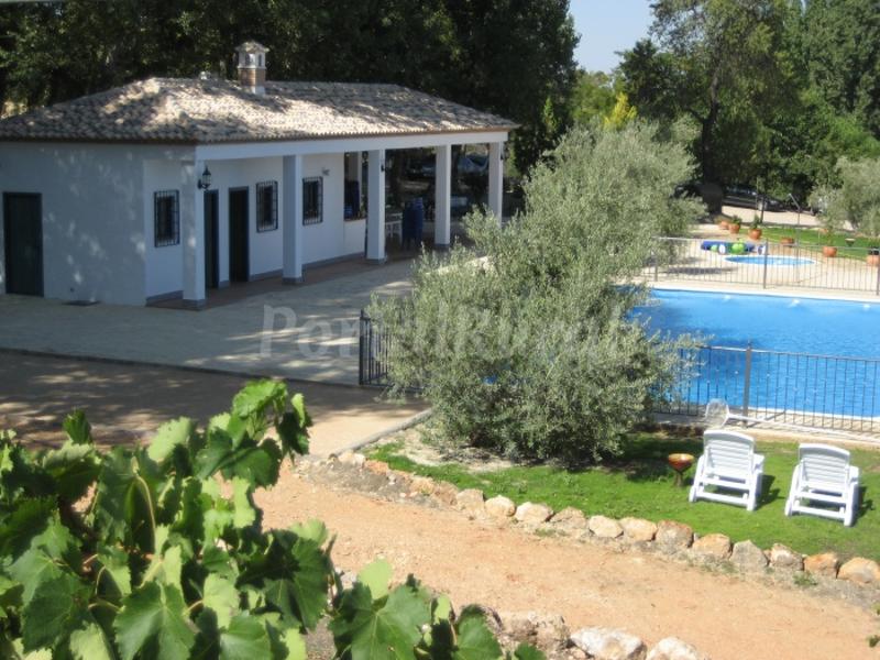 Báñate en las piscinas de un campamento jaen Exterior de un campamento jaen con piscina
