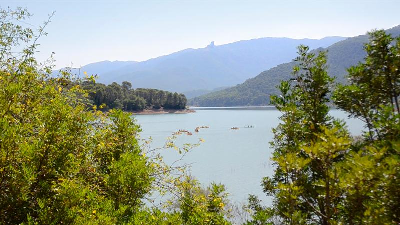 Relájate en un lago en un campamento jaen Las vistas de un lago en un campamento jaen en cazorla