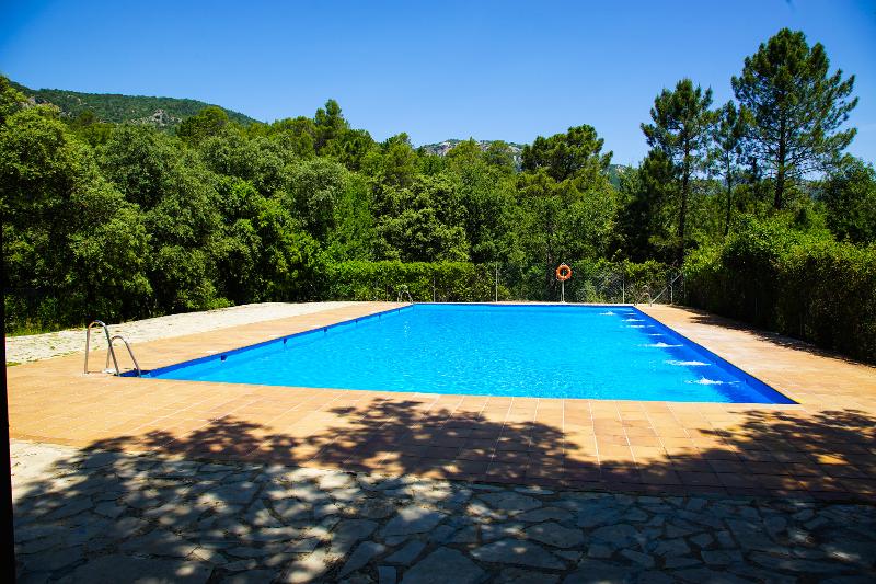 Báñate y nada en un campamento jaen Una foto de una piscina vacía en un campamento jaen