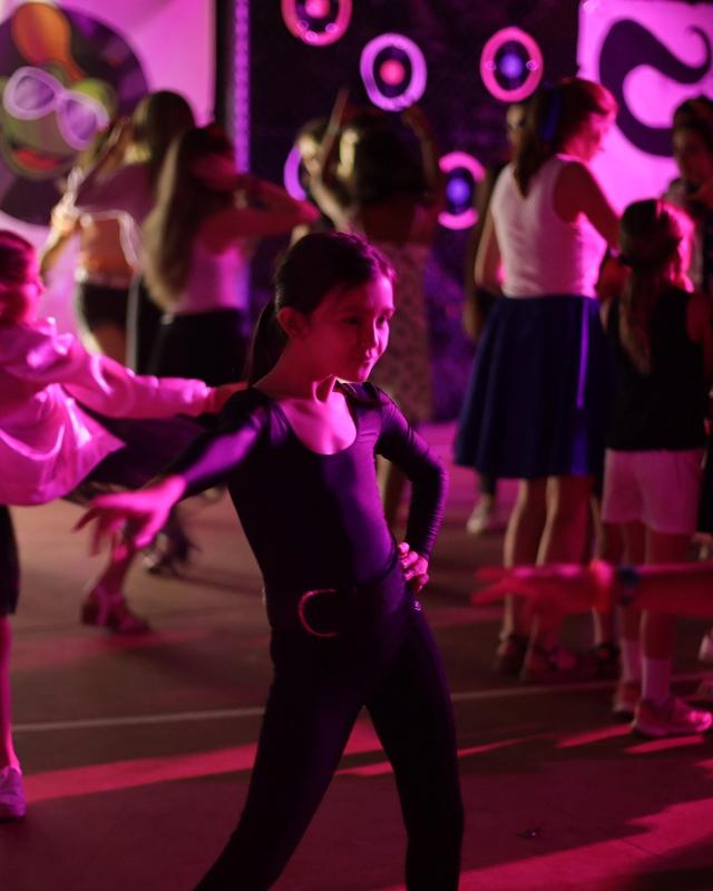 Una niña bailando en un campament d'estiu catalunya