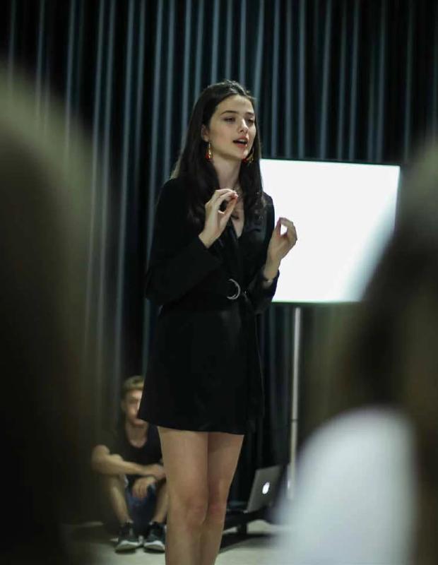 Una jóven en una clase de moda en un campament d'estiu catalunya
